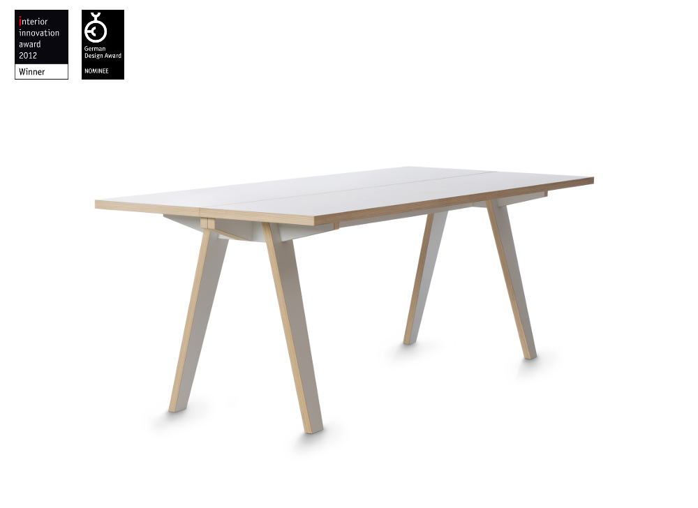 Rechteckiger Tisch Tojo steck mit heller Tischplatte und schräg ausgestellten Holzbeinen, verbunden durch ein minimalistisches Stecksystem