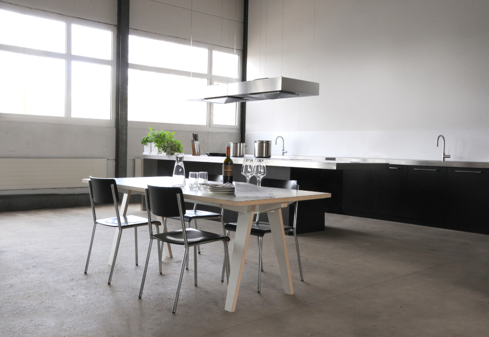 Der Tisch Tojo steck als stilvoller Esstisch in einer modernen Küche mit Loft-Charakter und minimalistischer Einrichtung