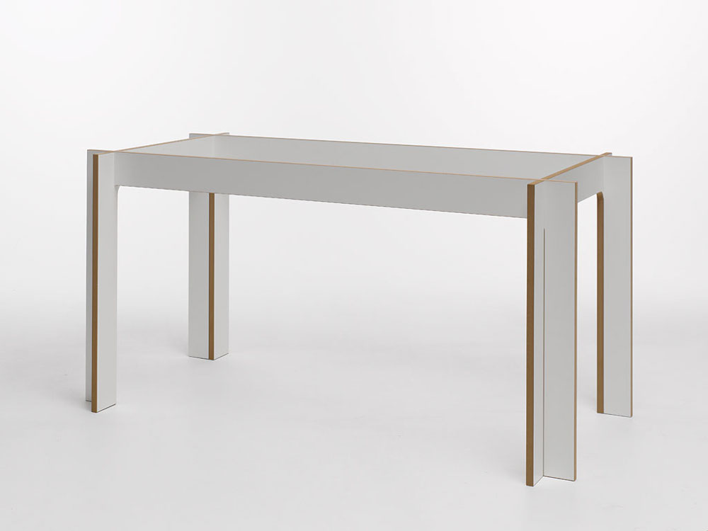 Schlichter weißer Tojo Tisch mit natürlicher Holzkante und geradlinigem Design auf weißem Hintergrund – ideal für Büro oder Wohnbereich
