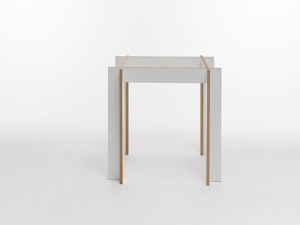 Schmaler weißer Tisch von Tojo mit klarer Linienführung und naturbelassenen Holzkanten – ideal als Beistell- oder Küchentisch
