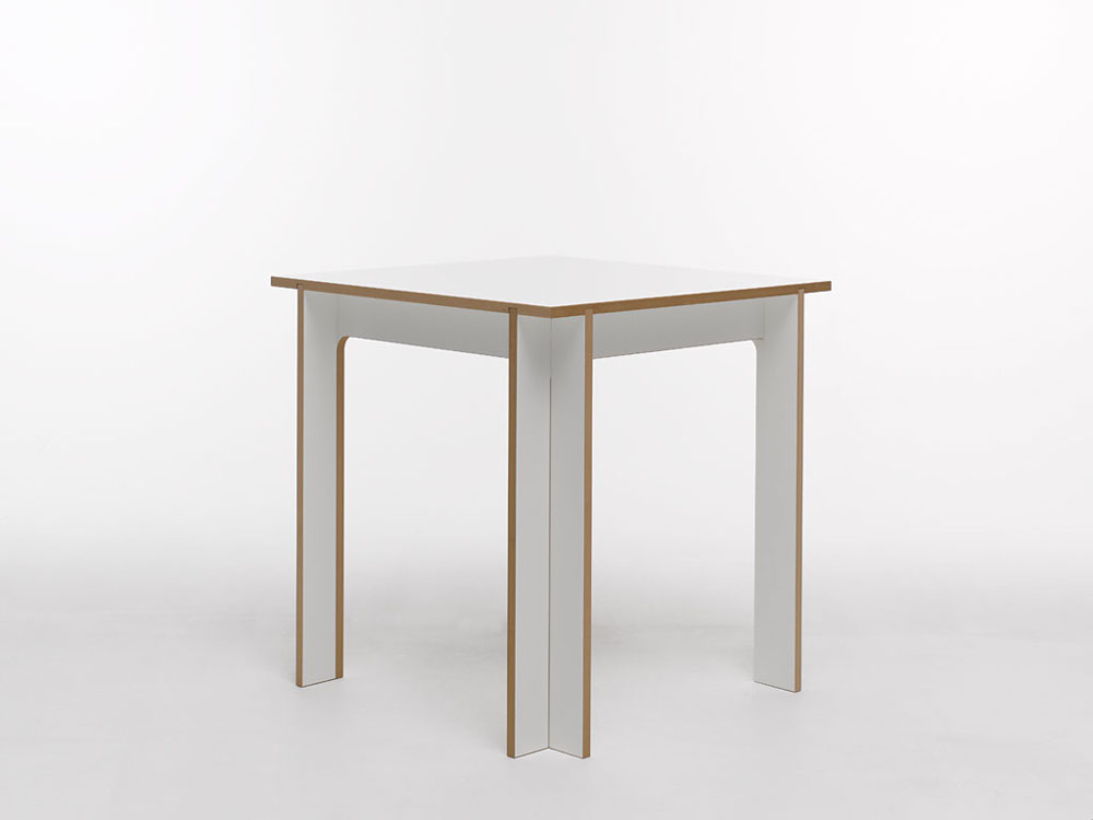 Kleiner quadratischer Tisch von Tojo in Weiß mit sichtbaren Holzkanten und minimalistischer Formgebung – perfekt für kleine Räume oder als Beistelltisch