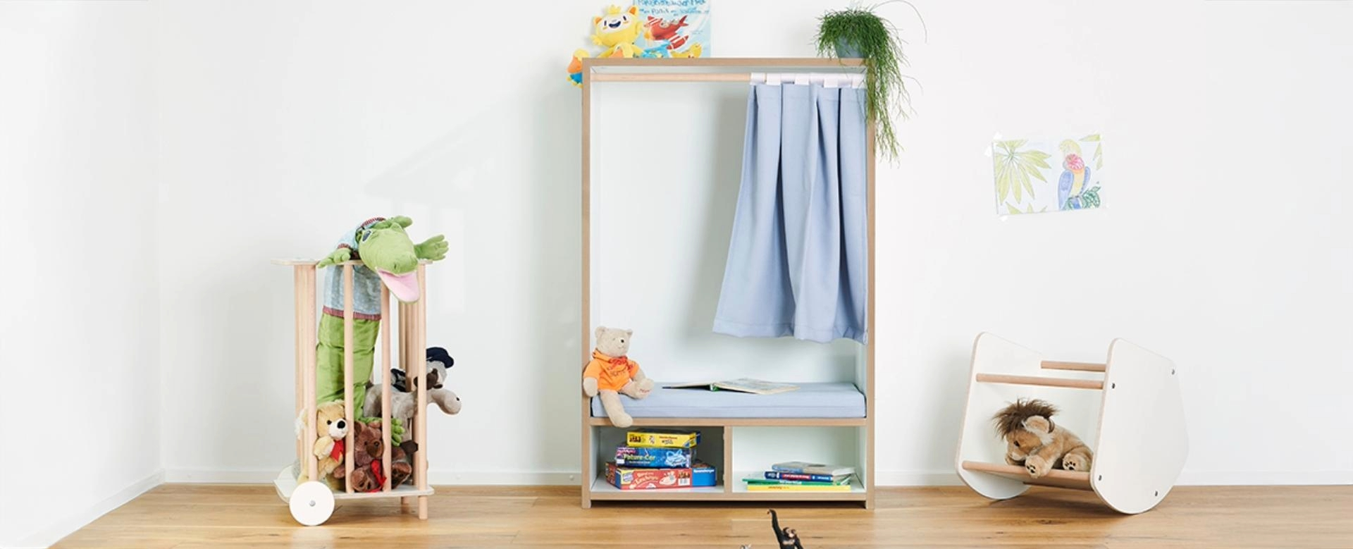 Kindermöbel von Tojo: Garderobe „nische“, Spielzeugregal „zoo“ und Aufbewahrungsbox „multi“ in einem liebevoll eingerichteten Kinderzimmer