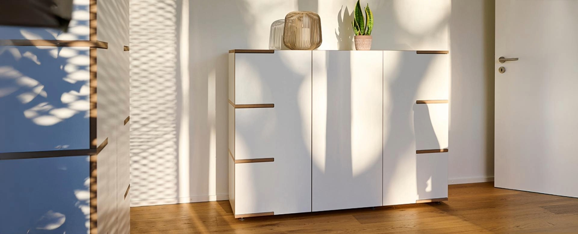 Modernes Sideboard Tojo stau in heller Umgebung mit minimalistischer Linienführung und dekorativen Accessoires
